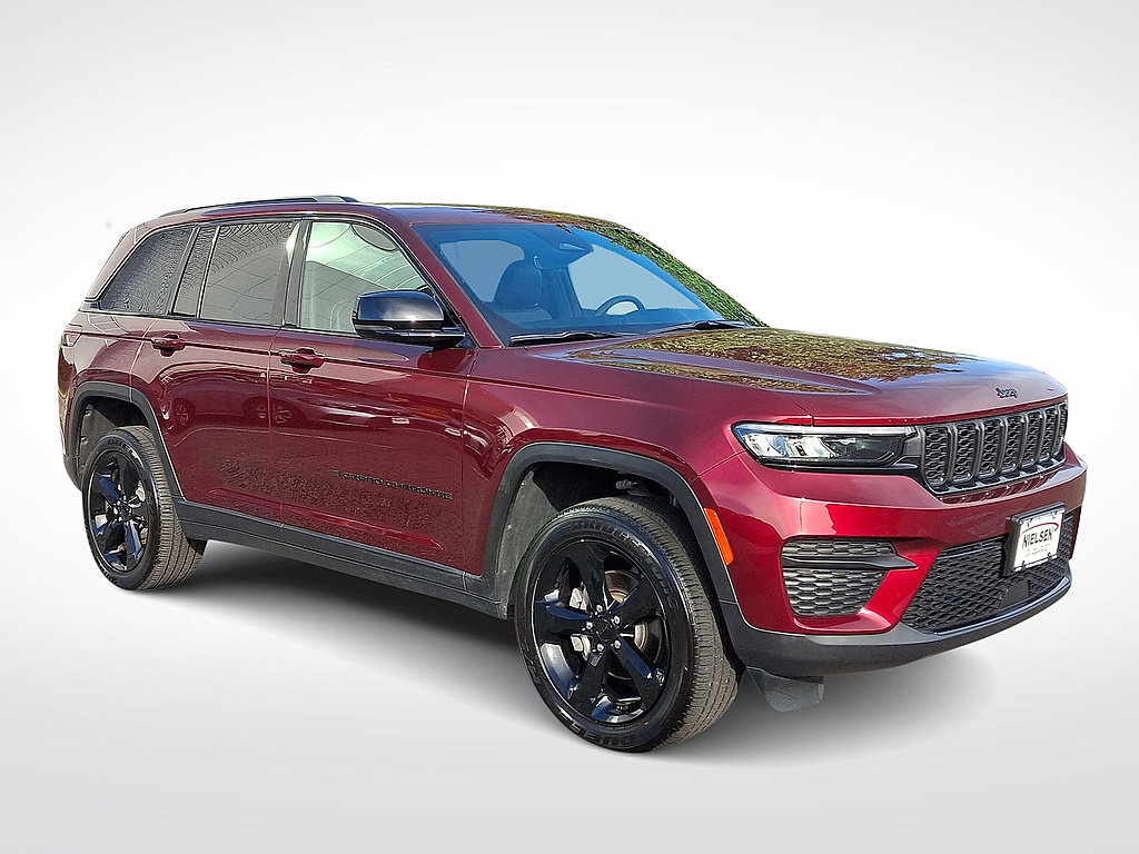 Used 2025 Jeep Grand Cherokee Altitude AWD/4WD image 1