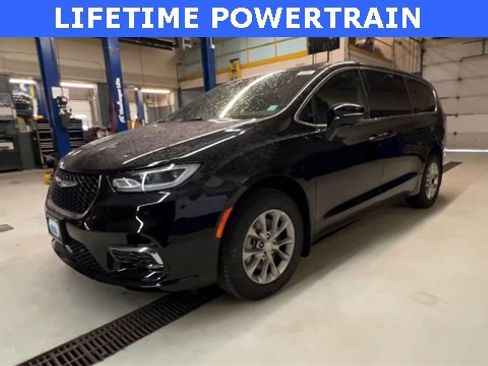 New 2026 Chrysler Pacifica Select image 4