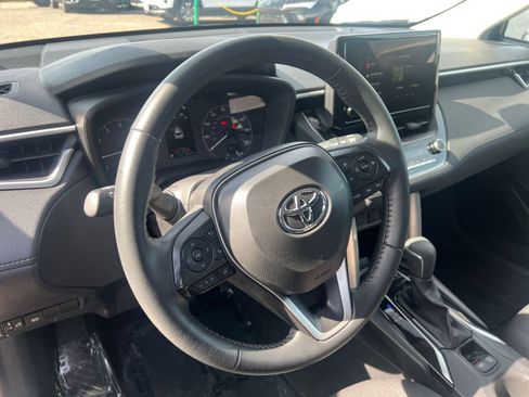 Used 2025 Toyota Corolla Cross LE image 28