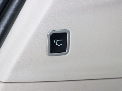 Used 2023 Chrysler Pacifica Touring-L FWD image 32