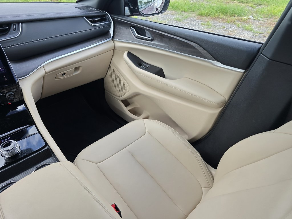 Used 2025 Jeep Grand Cherokee Limited RWD image 20