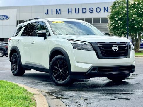 Used 2024 Nissan Pathfinder SV FWD image 2