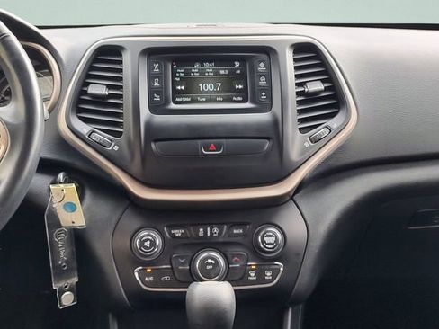 Used 2016 Jeep Cherokee Latitude FWD image 13