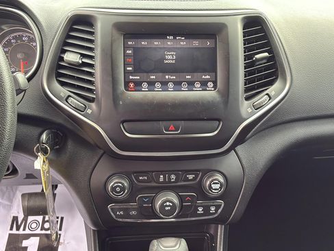 Used 2019 Jeep Cherokee Latitude w/ Popular Appearance Group FWD image 29