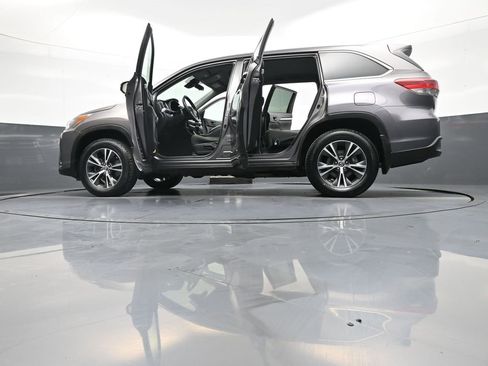 Used 2017 Toyota Highlander LE image 49