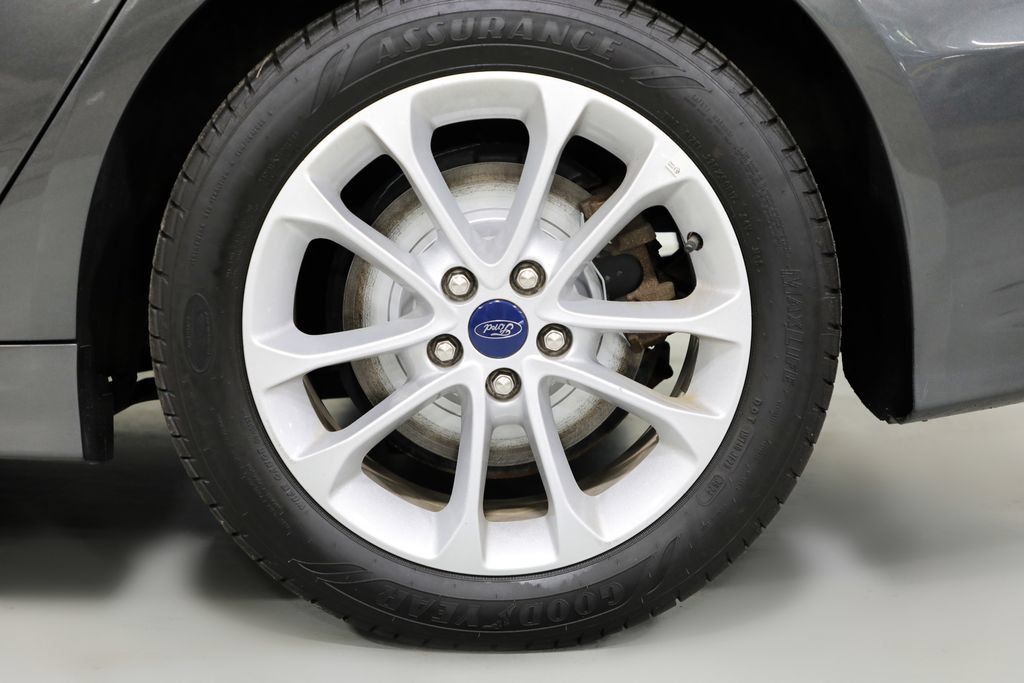 Used 2020 Ford Fusion SE FWD image 19