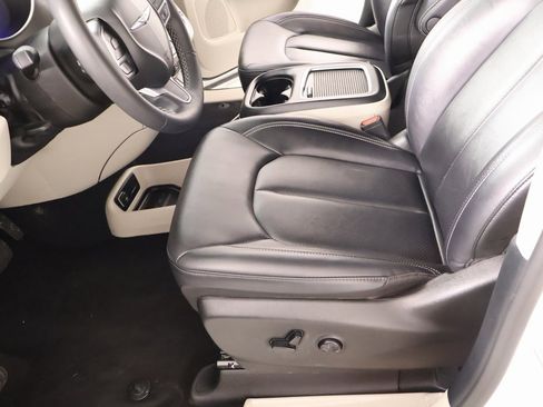 Used 2024 Chrysler Pacifica Touring-L image 11