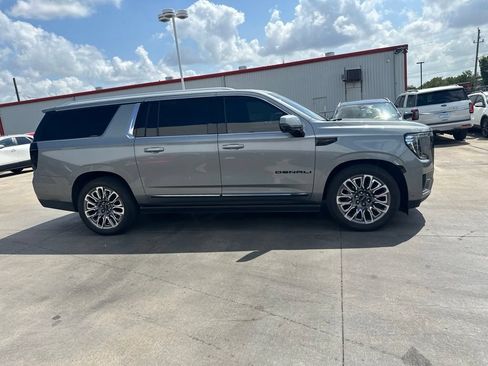 Used 2023 GMC Yukon XL Denali Ultimate AWD/4WD image 4
