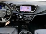 New 2025 Chrysler Pacifica Select image 5