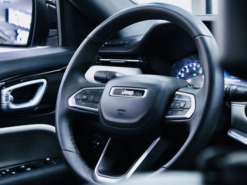 Used 2024 Jeep Compass Limited image 11