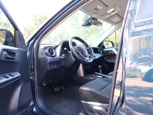 Used 2017 Toyota RAV4 LE image 10