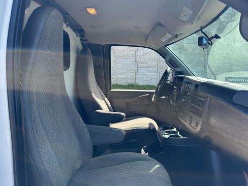 Used 2018 Chevrolet Express 2500 RWD image 12