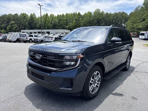 Used 2025 Ford Expedition Active AWD/4WD image 3