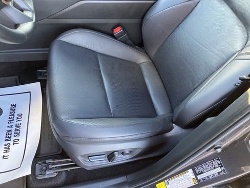 Used 2023 Toyota Crown Limited image 10