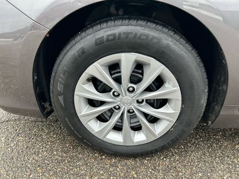 Used 2015 Toyota Camry LE image 30