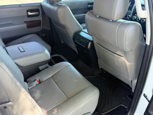 Used 2017 Toyota Sequoia Platinum AWD/4WD image 28