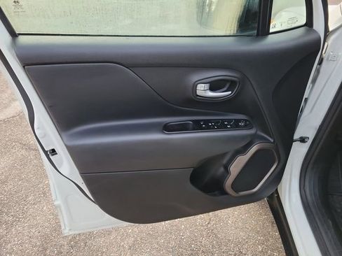 Used 2023 Jeep Renegade Latitude image 10