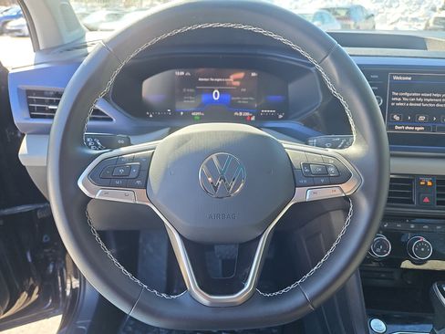 Certified 2023 Volkswagen Taos SE w/ Panoramic Sunroof Package image 17