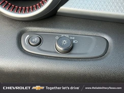 Used 2025 Chevrolet Trax RS w/ Sunroof Package FWD image 25