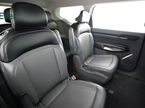 Used 2024 Kia EV9 Light Long Range RWD image 5