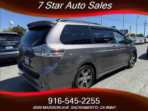 Used 2017 Toyota Sienna SE w/ SE Preferred Package image 4