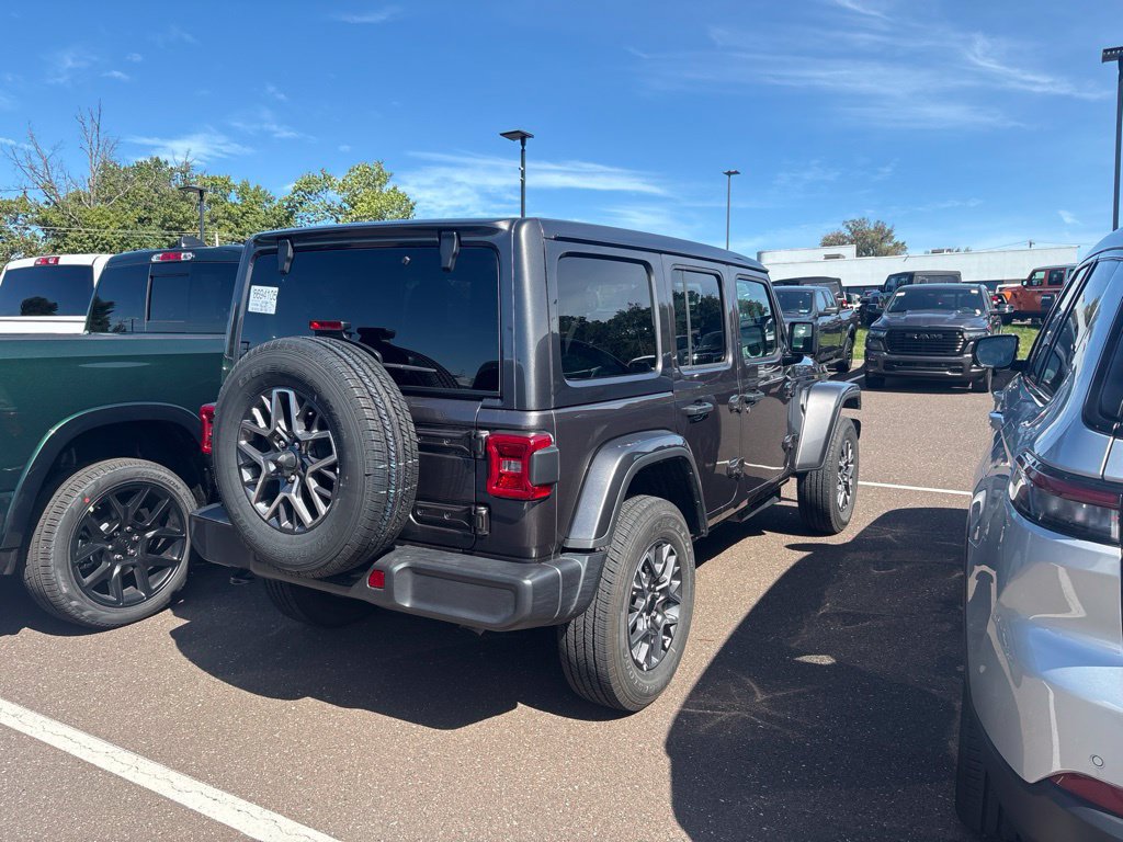 Used 2026 Jeep Wrangler Unlimited Sahara AWD/4WD image 2
