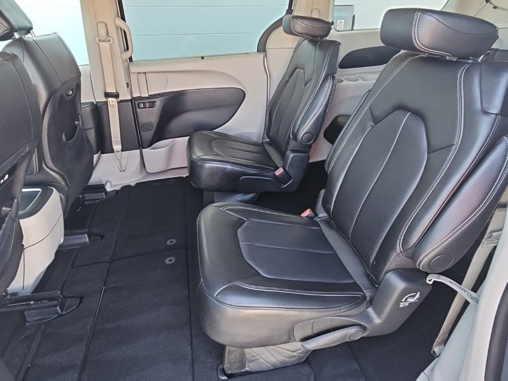 Used 2024 Chrysler Pacifica Touring-L FWD image 21