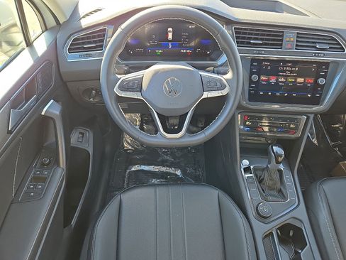 Used 2024 Volkswagen Tiguan SE w/ Panoramic Sunroof Package image 13