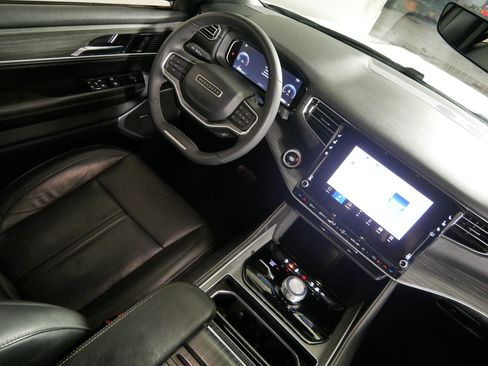 Used 2023 Jeep Wagoneer L Series II AWD/4WD image 9