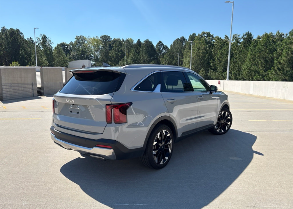 Used 2024 Kia Sorento FWD image 3