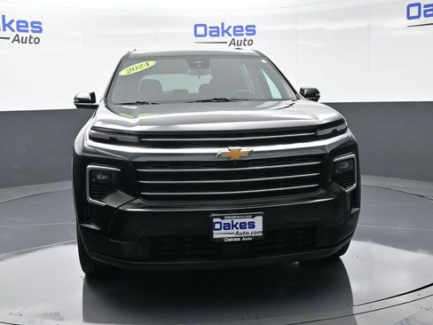 Used 2024 Chevrolet Traverse LT image 3