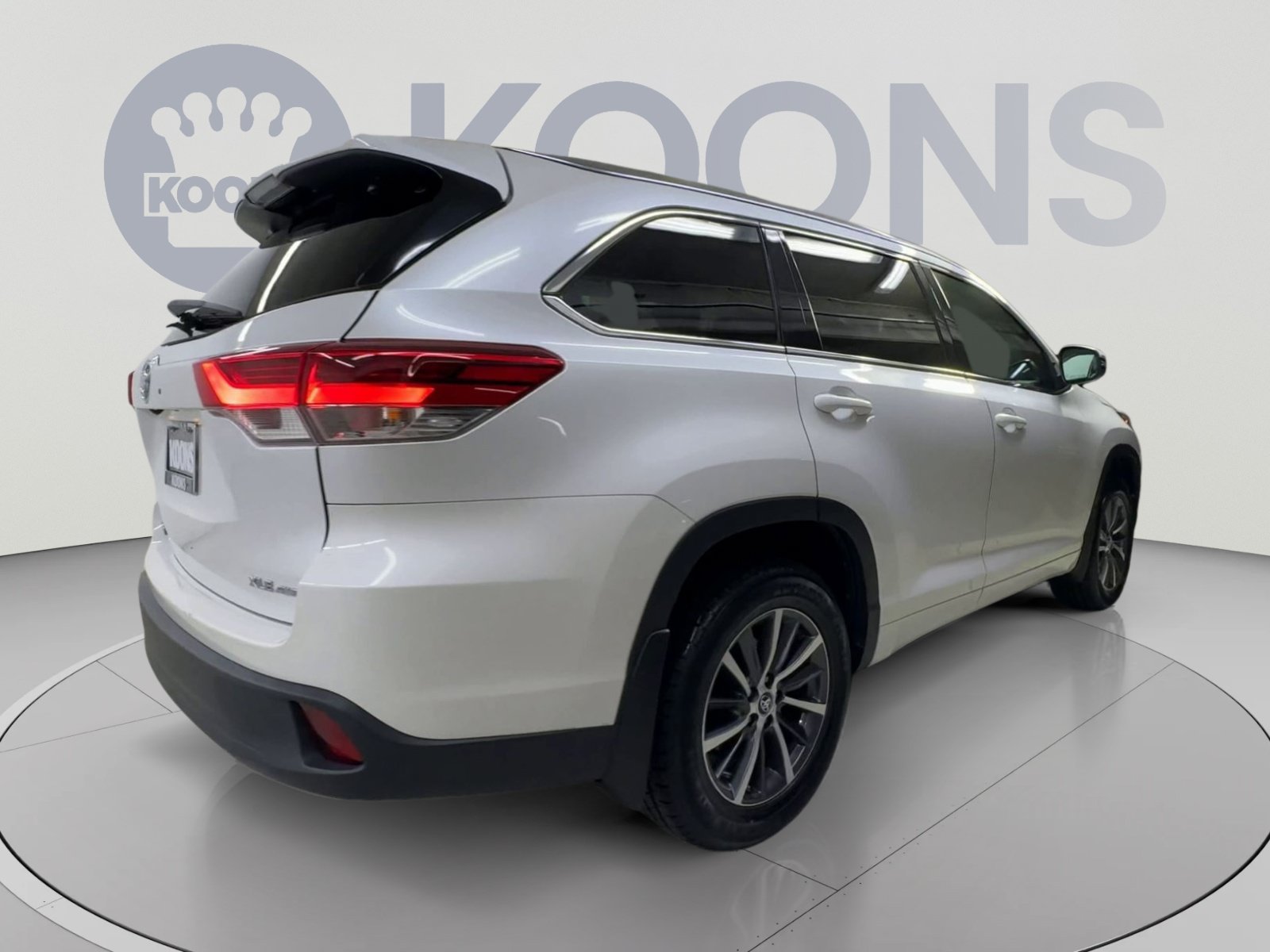 Used 2018 Toyota Highlander XLE AWD/4WD image 11