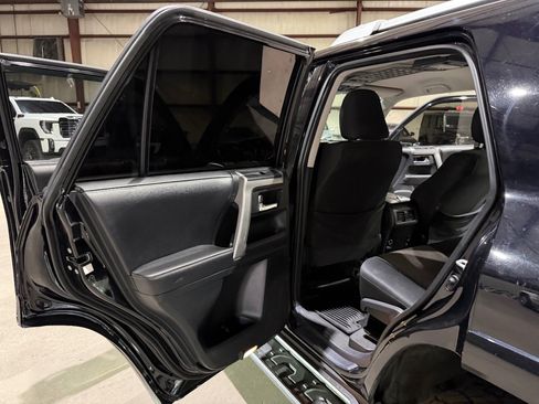 Used 2018 Toyota 4Runner SR5 AWD/4WD image 15