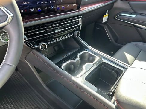 New 2026 Chevrolet Traverse Z71 w/ Enhanced Driving Package AWD/4WD image 11