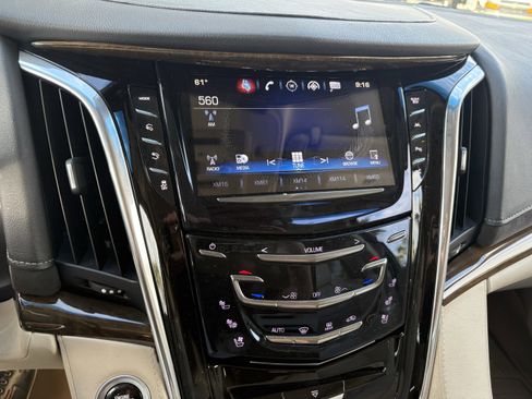 Used 2019 Cadillac Escalade ESV Luxury image 11