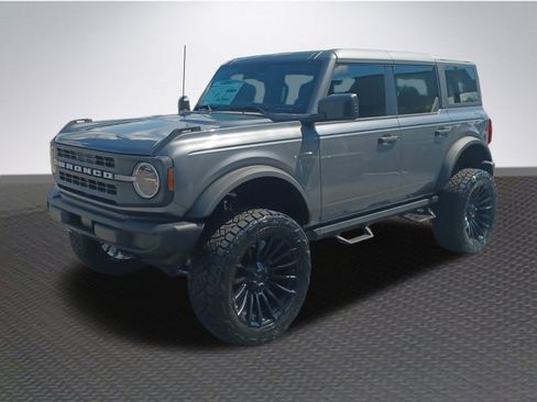 New 2025 Ford Bronco 4-Door image 2