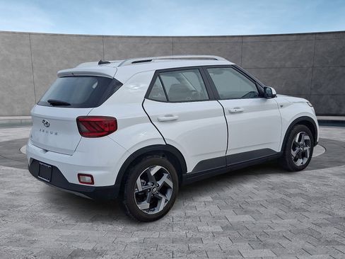 Certified 2025 Hyundai Venue SEL image 11