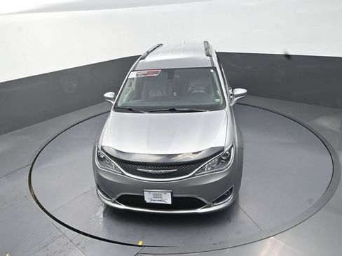 Used 2017 Chrysler Pacifica Touring-L FWD image 12