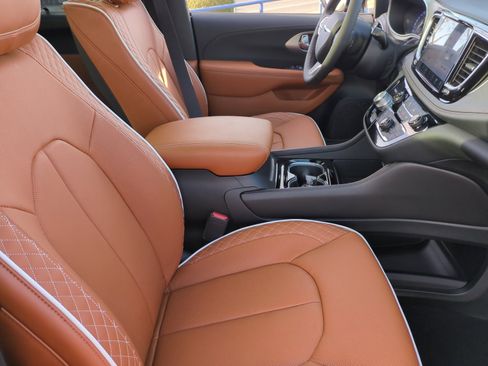 New 2026 Chrysler Pacifica Pinnacle image 19