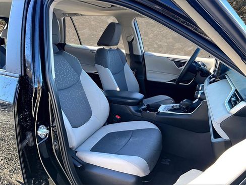 Used 2021 Toyota RAV4 XLE image 7