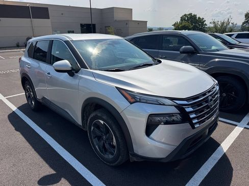 Used 2024 Nissan Rogue SV FWD image 5