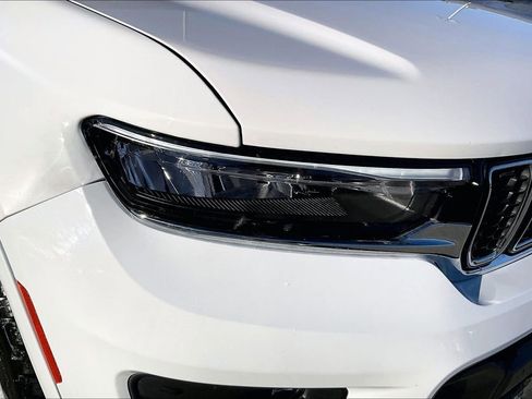 Used 2023 Jeep Grand Cherokee Overland w/ Luxury Tech Group IV image 40