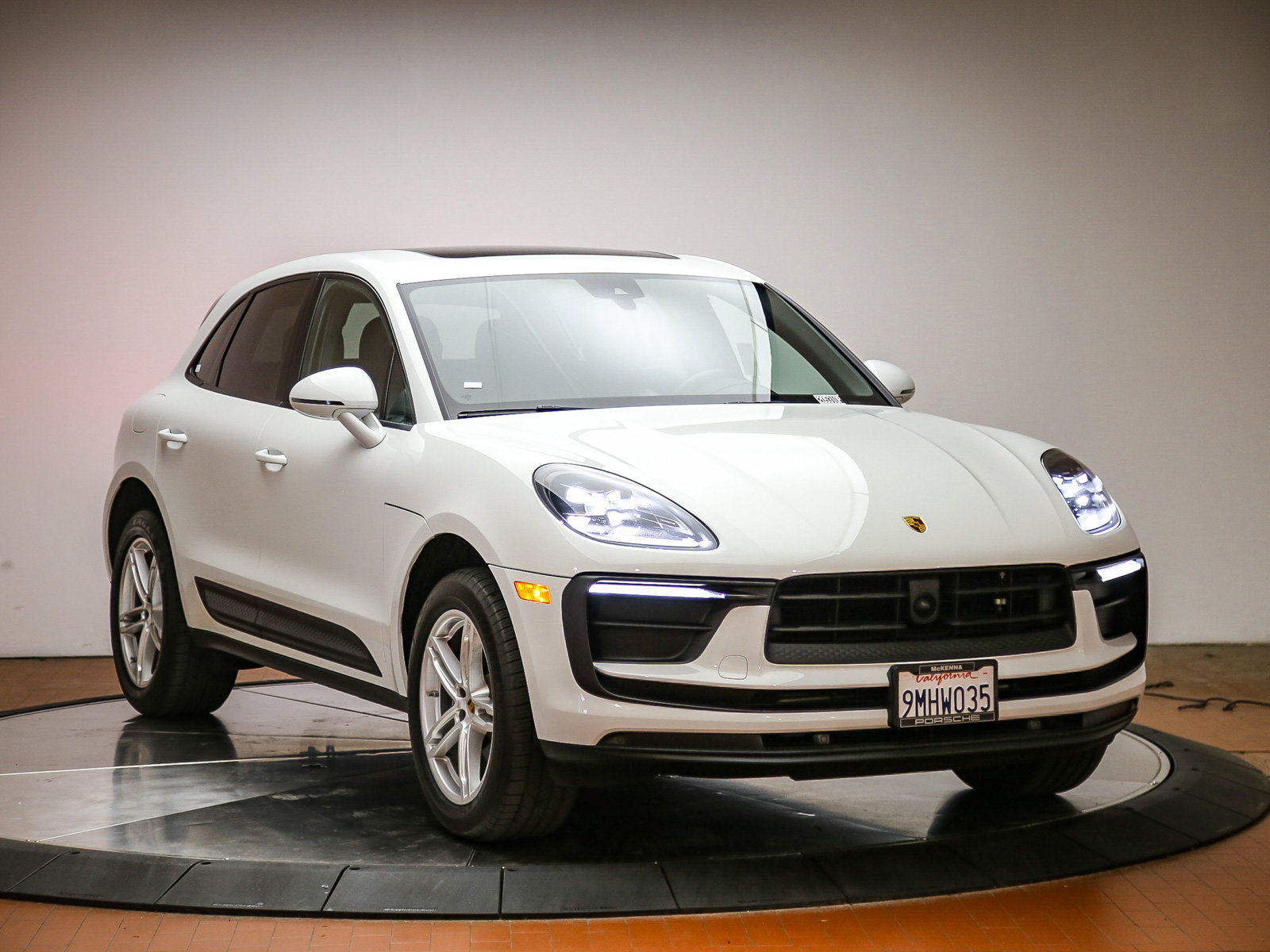 Certified 2024 Porsche Macan AWD/4WD image 9