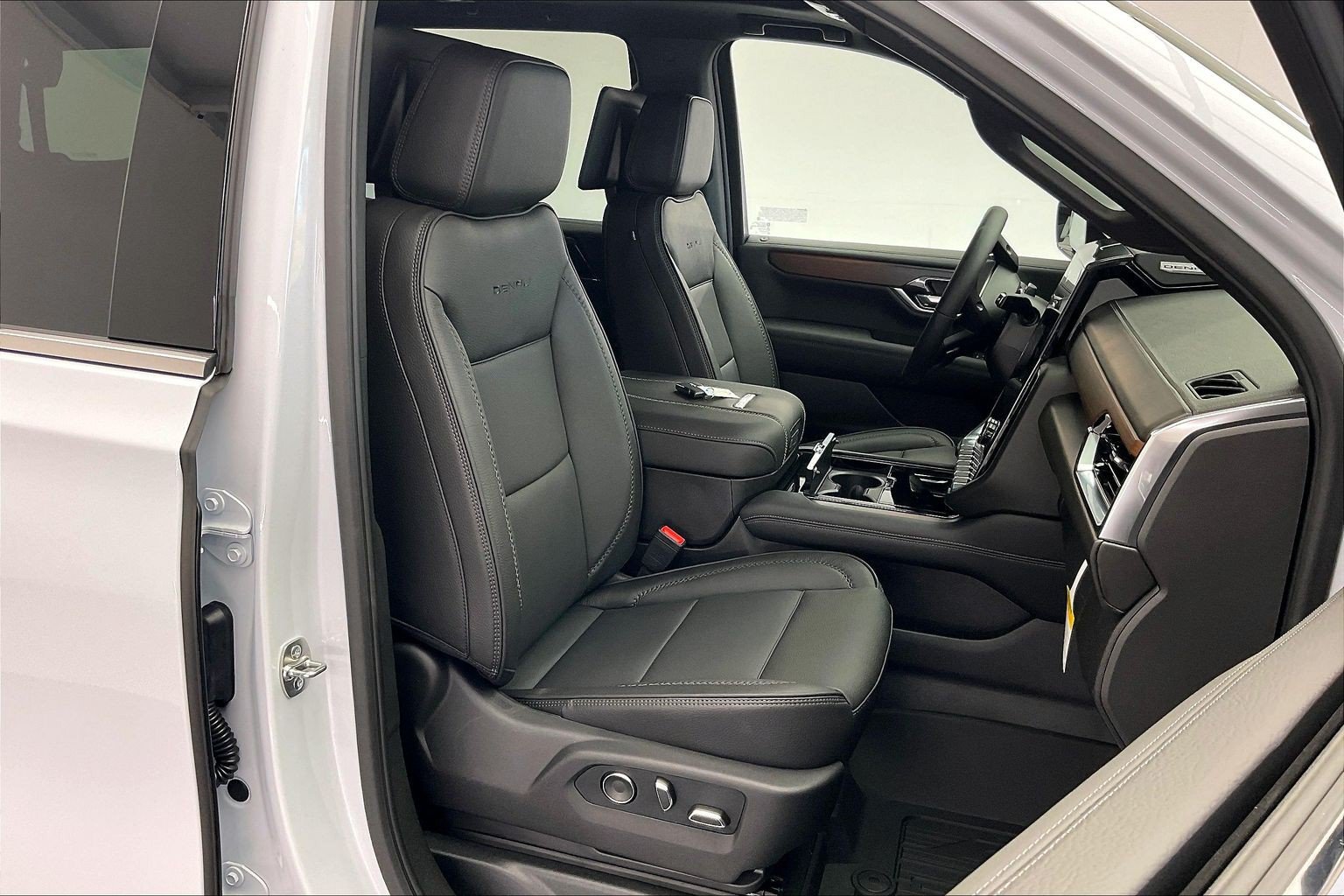 New 2026 GMC Yukon Denali w/ Denali Reserve Package AWD/4WD image 9