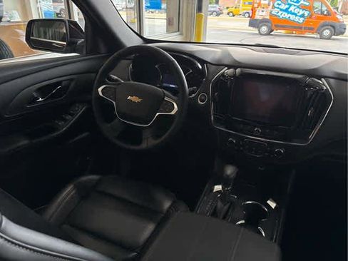 Used 2023 Chevrolet Traverse LT image 9