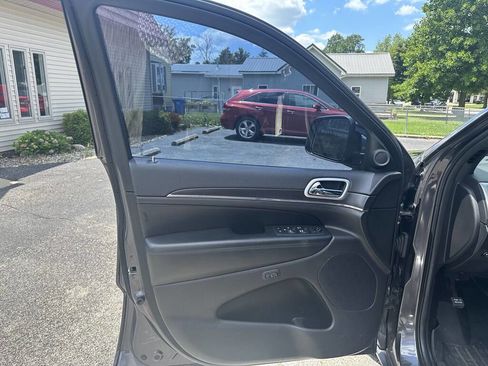Used 2018 Jeep Grand Cherokee Limited image 13