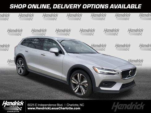 Used 2025 Volvo V60 B5 Cross Country Plus image 1