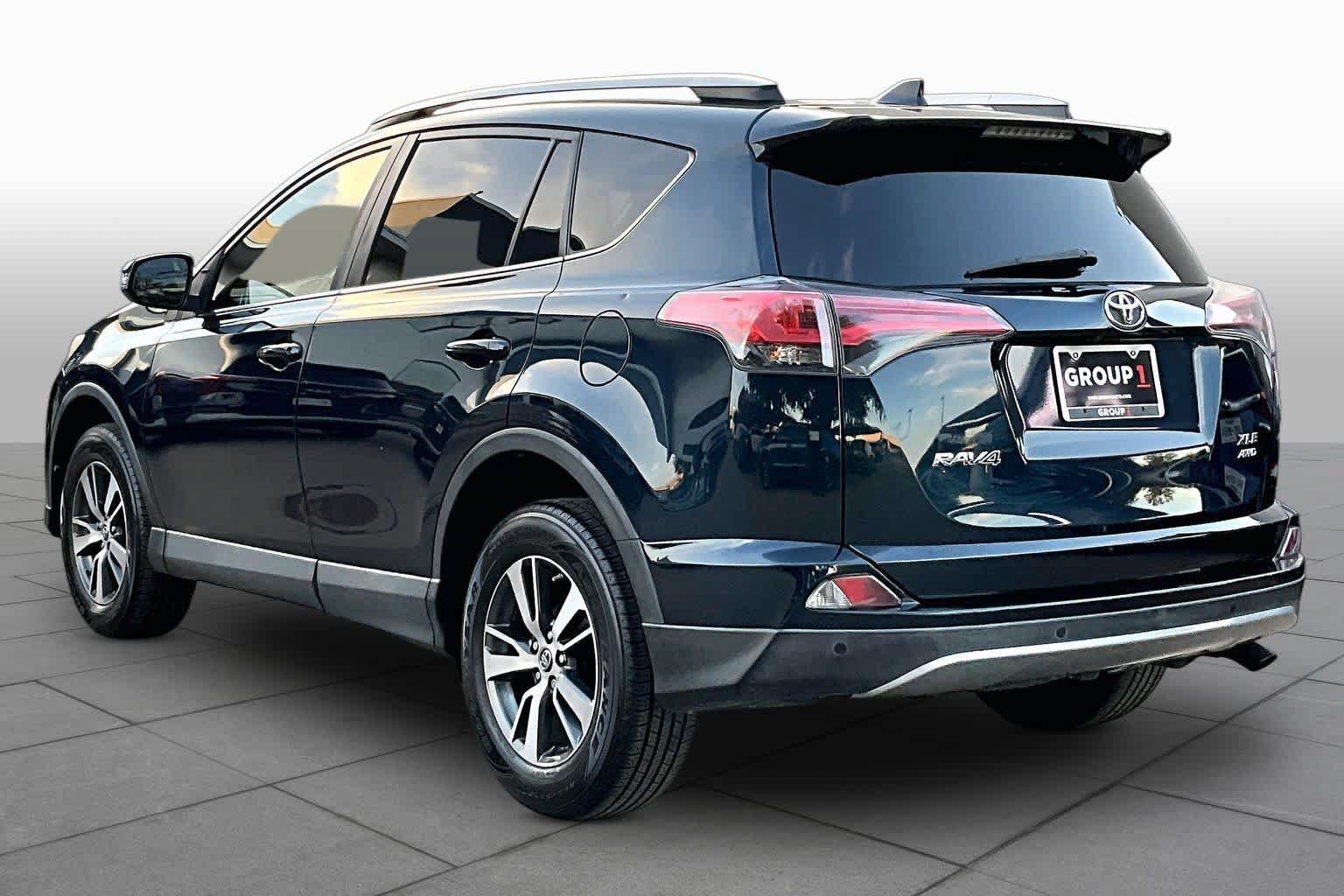 Used 2017 Toyota RAV4 XLE AWD/4WD image 12
