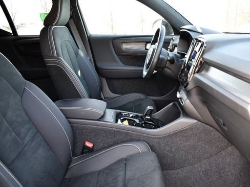 Used 2025 Volvo XC40 B5 Plus image 28