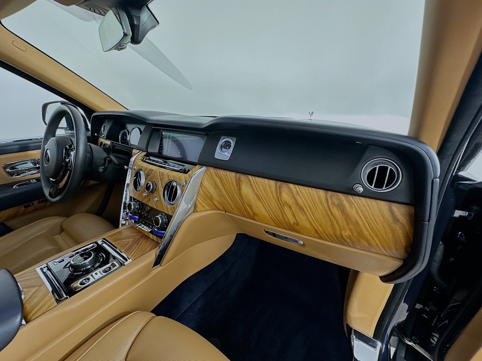 Used 2019 Rolls-Royce Cullinan AWD/4WD image 2